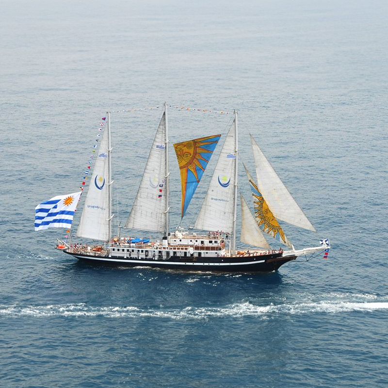 De ‘Capitan Miranda’ uit Uruguay wordt een echte publiekslieveling, maar niet voor iedereen. Elke ochtend vroeg marcheert de trommelende scheepsband over de dijk en door het centrum van Delfzijl…bij wijze van training