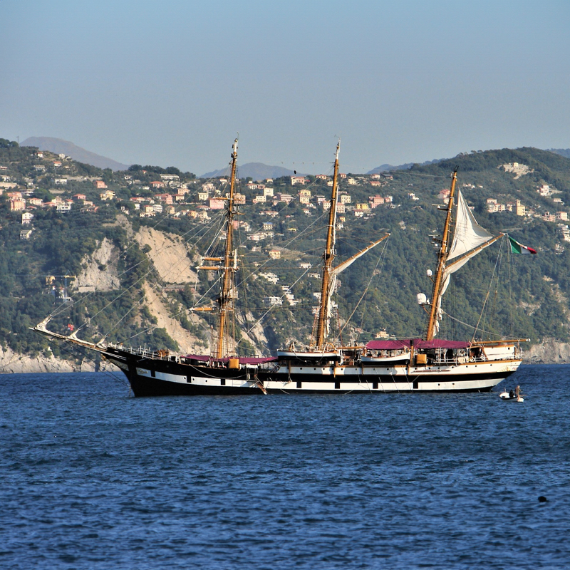 De bemanning op de ‘Gloria’ brengt al zingend een saluut aan de haven van Delfzijl De Italiaanse Marine stuurt dit keer de ‘Palinuro’, ook een indrukwekkend schip tussen de tientallen andere Tall Ships. (bron: https://en.wikipedia.org/wiki/Italian_training_ship_Palinuro) De Italiaanse Marine stuurt dit keer de ‘Palinuro’, ook een indrukwekkend schip tussen de tientallen andere Tall Ships.