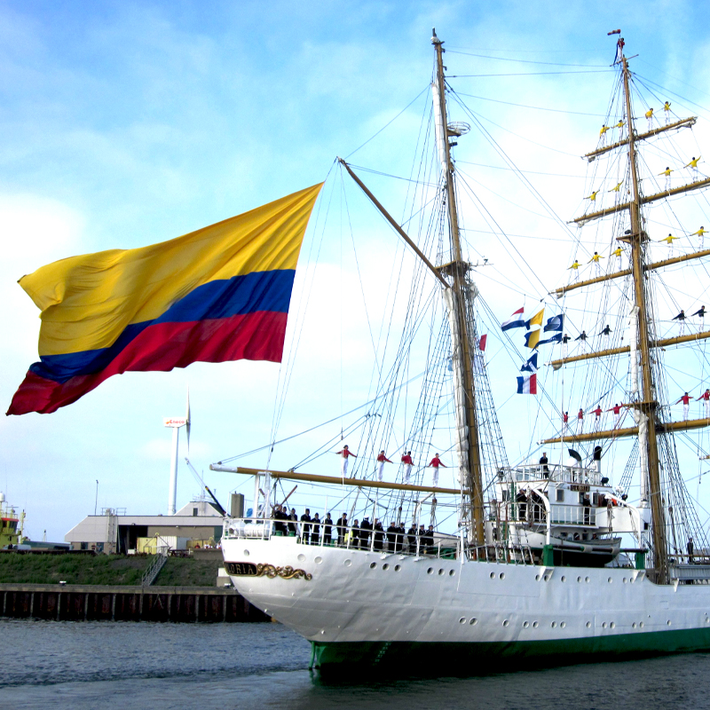 De bemanning op de ‘Gloria’ brengt al zingend een saluut aan de haven van Delfzijl