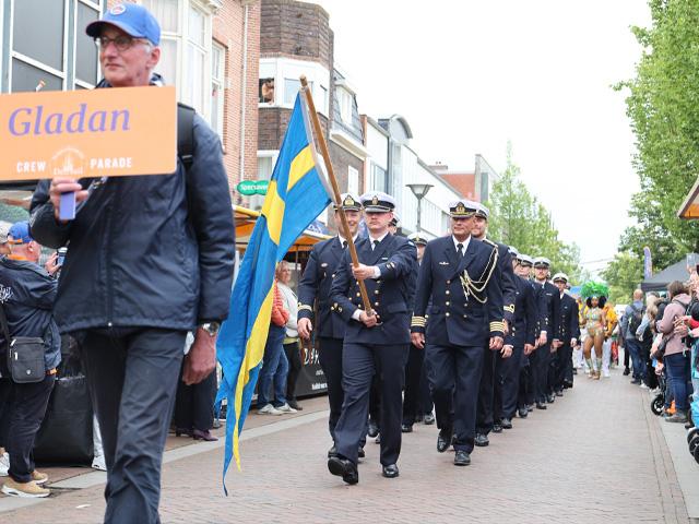 Crew van de Gladan uit Zweden in het centrum van Delfzijl