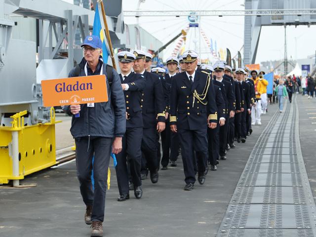 Crew van de Gladan uit zweden tijdens de parade