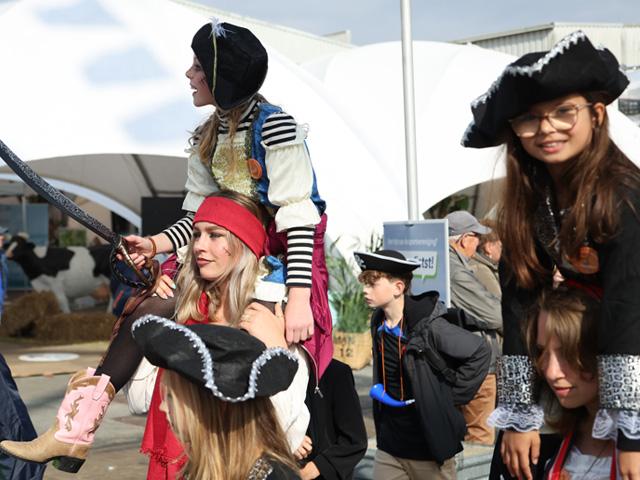 Piratenpubliek staat de bemanning te bewonderen