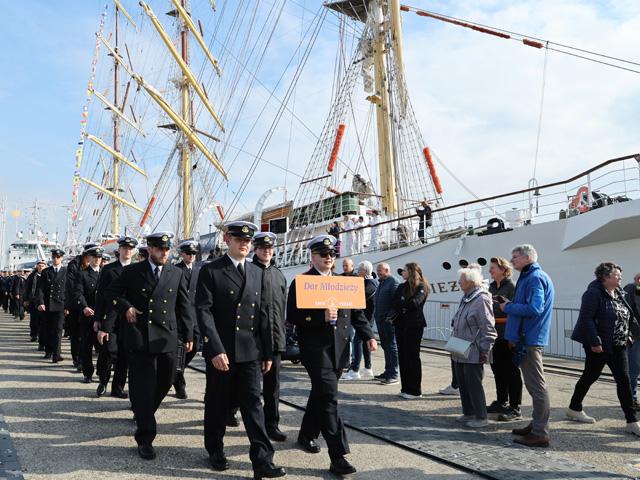 De crew van de Dar Mlodziezy tijdens de crewparade