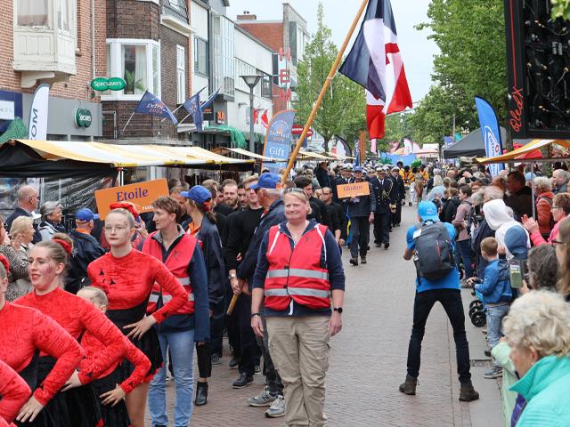 Crew van de Etoille uit Frankrijk begeeft zich door het centrum