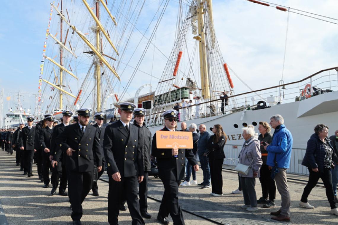 De crew van de Dar Mlodziezy tijdens de crewparade
