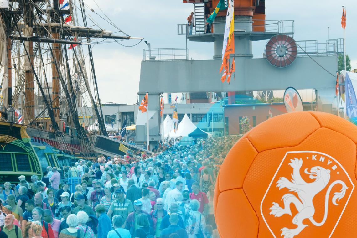 Oranje tijdens DelfSail op groot scherm